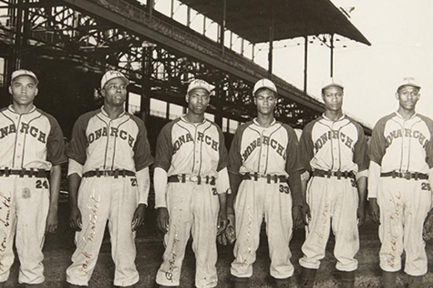 Kansas City Monarchs players posing for picture